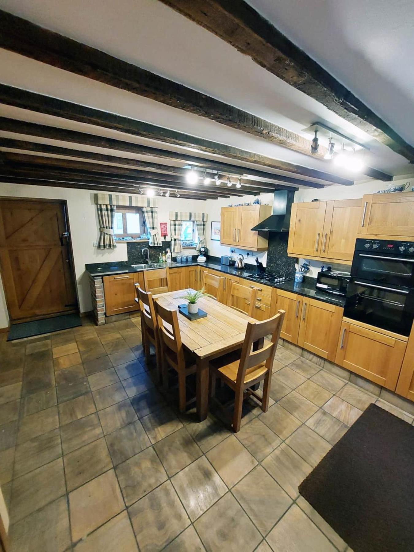 The Old Mill Barn With Hot Tub And Private Use Of Heated Pool