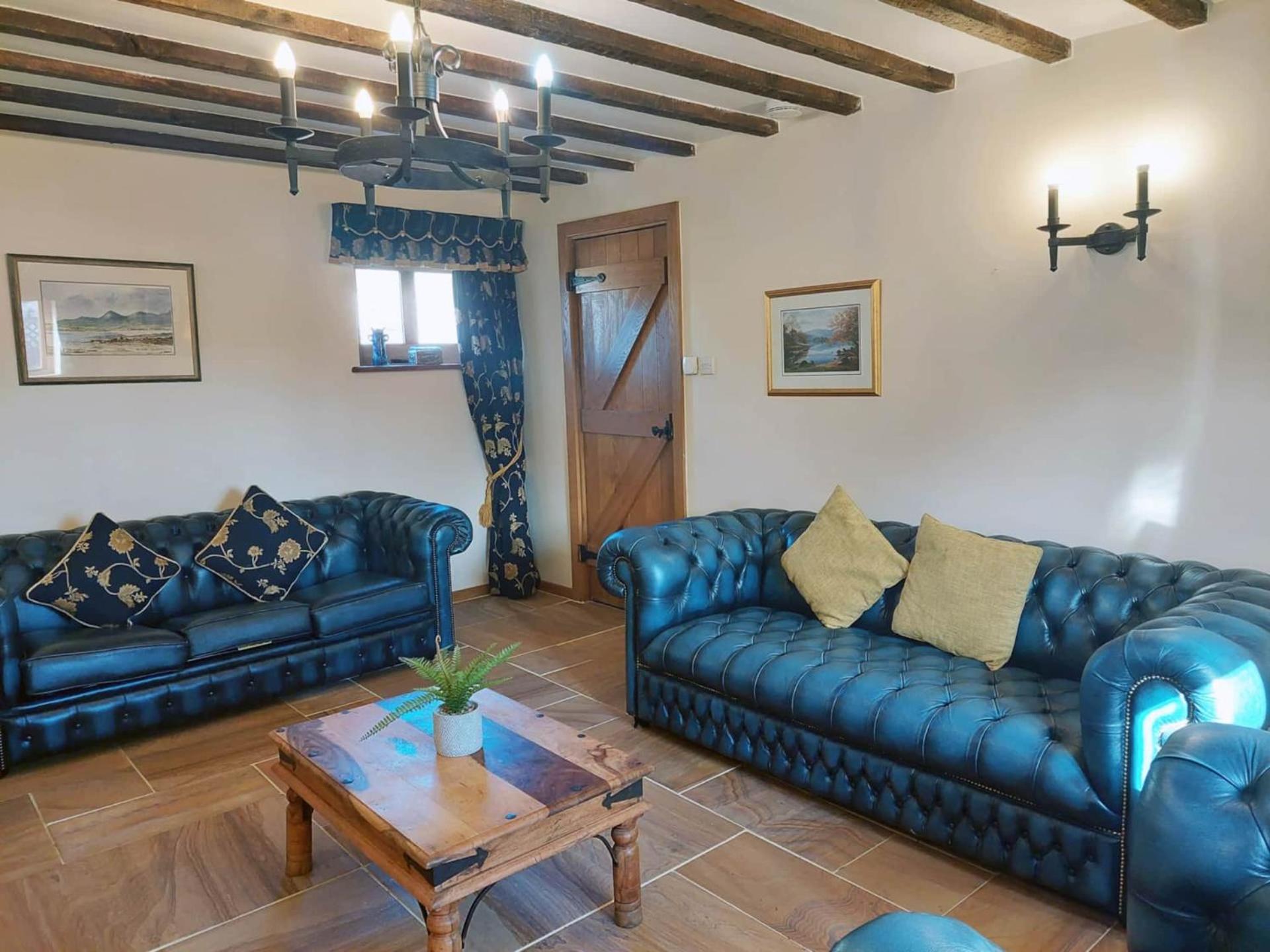 The Old Mill Barn With Hot Tub And Private Use Of Heated Pool Wirral