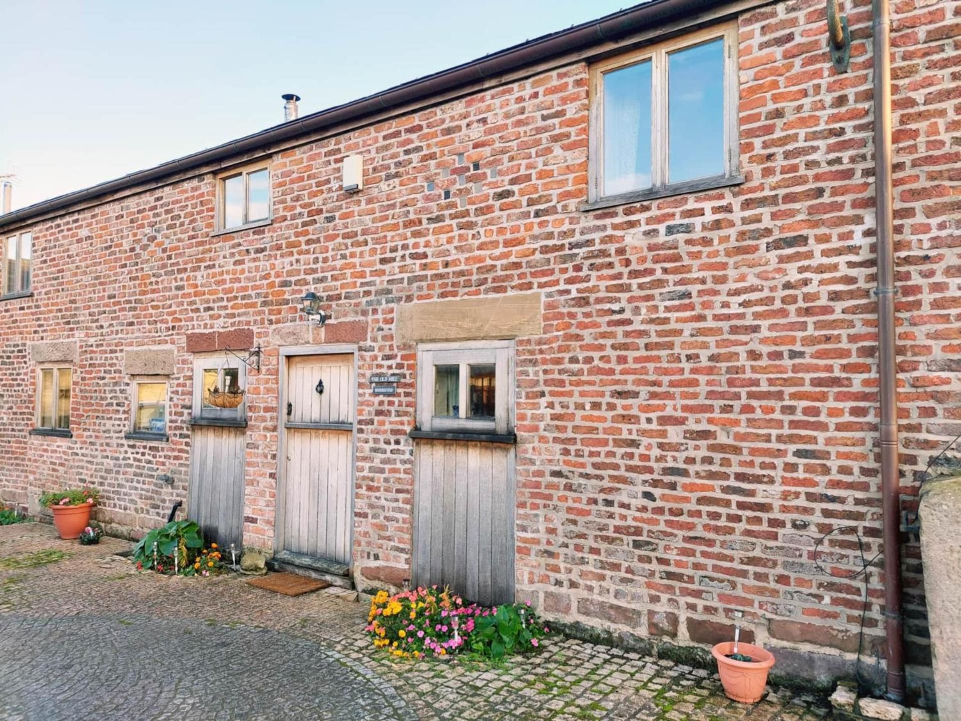 The Old Mill Barn With Hot Tub And Private Use Of Heated Pool Wirral