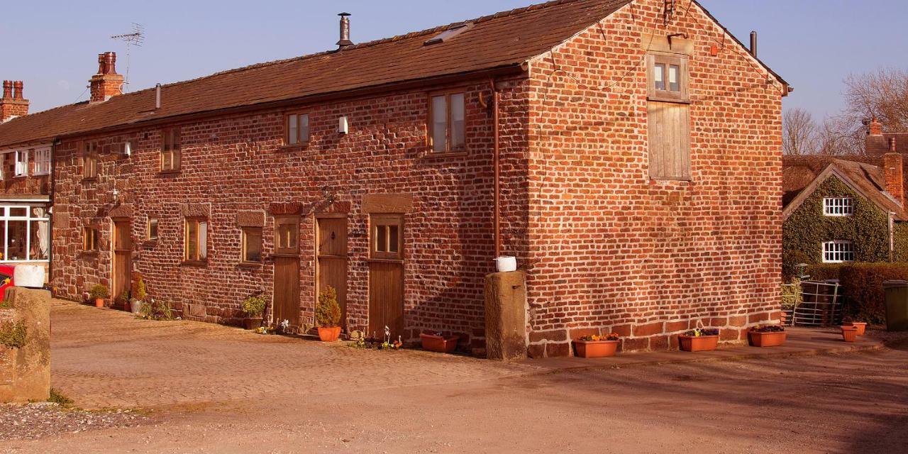 The Old Mill Barn With Hot Tub And Private Use Of Heated Pool Wirral